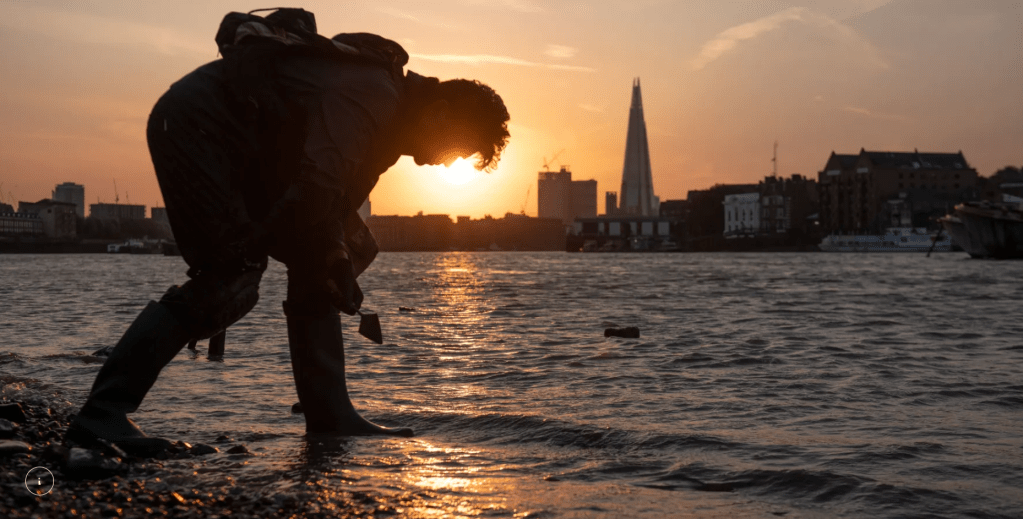 Mudlarking: l’arte di rovistare nel&nbsp;fango
